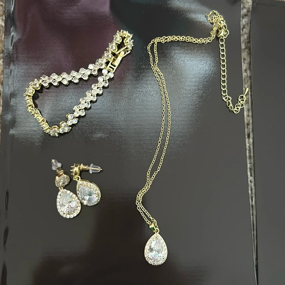 Costume Jewelry Set - Picture 1 of 4